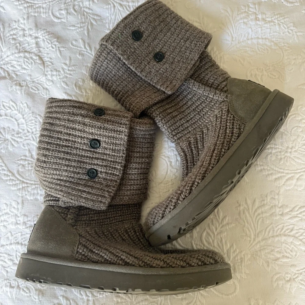 UGG Gray Cozy Cardy Sheepskin Wool Treadlite Slouch Button Boots size 9